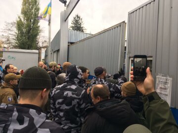 Матір загиблого АТОвця грубо принизили, у Києві бунт