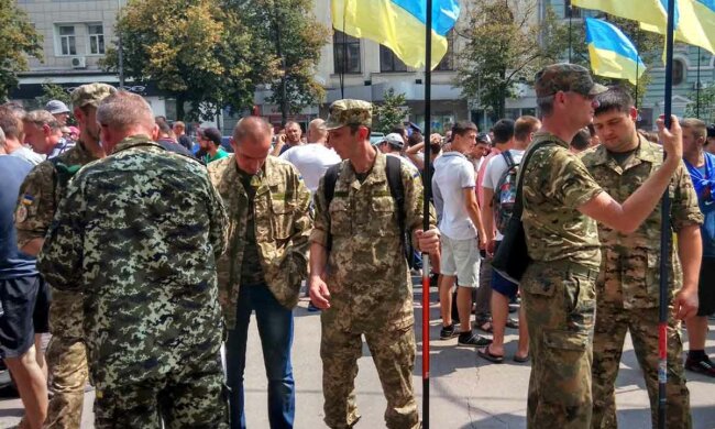 Мэрию Львова пикетируют бойцы АТО и противники мусорной свалки (фото)