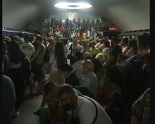 НП в харківському метро: почалася паніка і тиснява, потяги екстрено зупинили