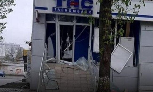 Мощный взрыв прогремел в банке под Киевом: фото ЧП