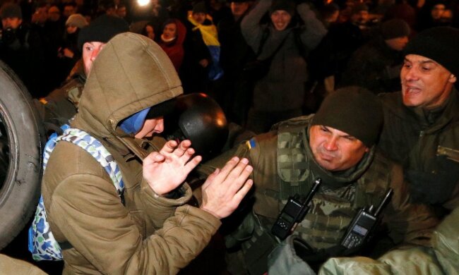 Протестувальники прорвали кордони поліції на Майдані: почалися нові сутички (відео)