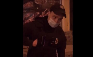 "Они допрыгаются": полицейские решили оштрафовать ходившего в магазин киевлянина, видео