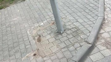 У Львові оригінально "полагодили" бруківку, фото: "Намалювали з бетону..."