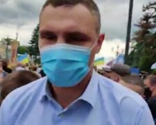 Тричі "не почув": Кличко проігнорував питання про поганий стан скляного моста