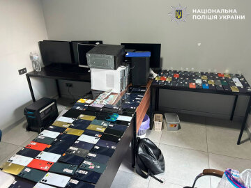 Гроші, зброя, Starlink і авто: Нацполіція викрила мережу шахрайських кол-центрів в Дніпрі та вилучила майно