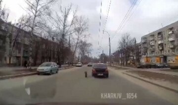 В Харькове у машины на скорости отлетело колесо: безумное видео