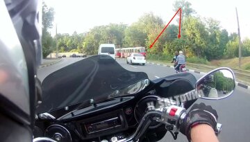 Мотоцикліст з пасажиром злетіли з дороги прямо під трамвай: момент потрапив на відео