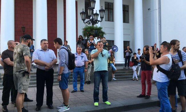 Крики, бійка, виламування дверей: що зараз відбувається біля одеської мерії (фото, відео)
