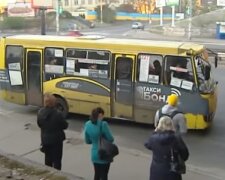 В Киеве засняли "универсального" маршрутчика за рулем: "одним глазом на дорогу, другим - на футбол"