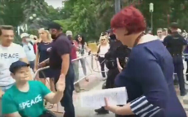 На Третьякову набросились под Радой, вступились полицейские, видео: "Сатанистка, посмотри на..."