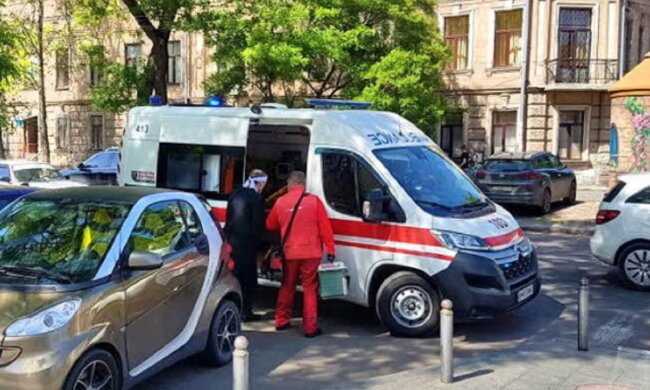 НП біля собору в центрі Одеси, примчала швидка: кадри з місця