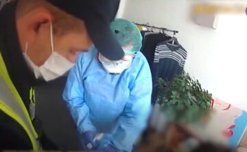 Напуганная вирусом женщина шагнула в окно больницы, видео: "пришла на прием к врачу"