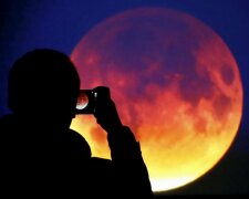 Місяць розчиниться в небі: українці зможуть спостерігати унікальне космічне явище, названо дату