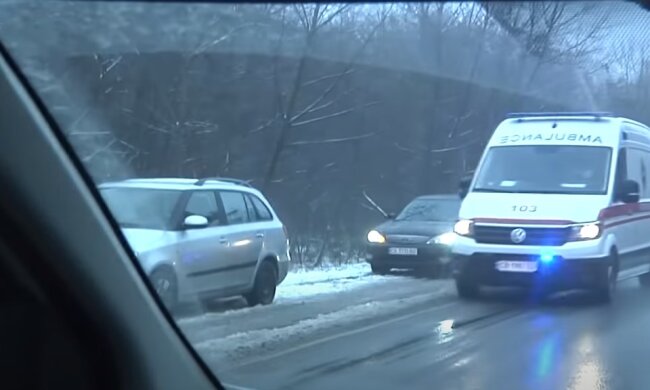 Маршрутка з пасажирами влетіла в стовп, багато постраждалих: кадри і деталі ДТП в Кривому Розі