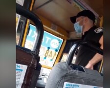 "За що ти мене зупиняєш?": в одеській маршрутці розгорівся скандал через карантин, відео