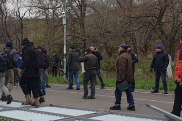 Тело молодого человека болталось на дереве посреди многолюдной трассы: страшные кадры из Одессы