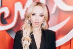 Безмятежная блондинка из "Женского квартала" позволила прикоснуться к своему декольте: "Прелестница"