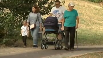 українці, сім'я з дітьми, скрін, дитина в колясці, пенсіонер, діти