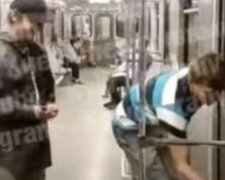 Підлітки псували вагони метро в Києві, інші пасажири не реагували: відео