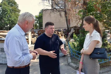 Посол ОБСЄ вдруге відвідав місце російського удару по житловому будинку на Подолі