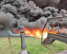Оккупанты ударили по нефтеперерабатывающему заводу на Луганщине: поднялась пожар, все в черном дыму