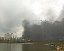 Потужний вибух прогримів біля метро в Києві, небо затягнуло димом: перші кадри