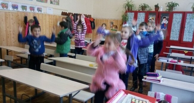 Школьники из-за холода вынуждены танцевать на уроках