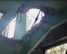 Окупанти вдарили по житлових будинках та лікарні на Дніпропетровщині: кадри руйнувань та подробиці