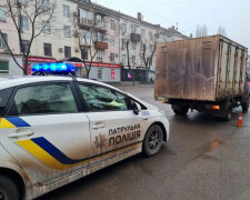 Вантажівка збила жінку в Кривому Розі, фото: «переходила на зелене світло»