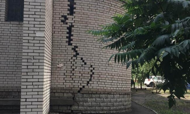 Дом в Киеве разваливается на глазах, кадры разрушений: "со всех сторон началось..."