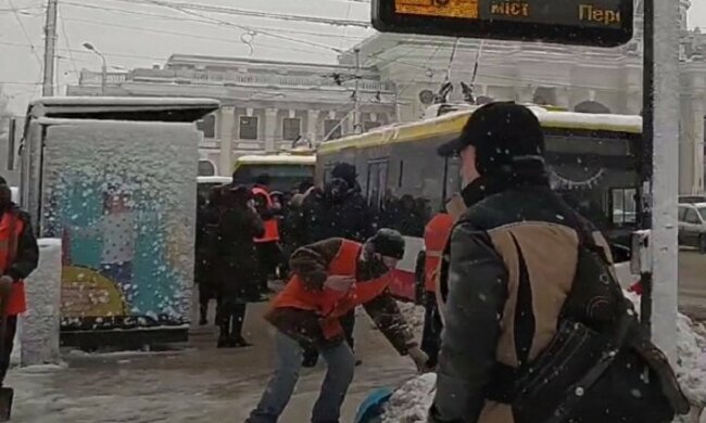 Негода вирує на Одещині: на розчищення снігу виведено тисячі людей