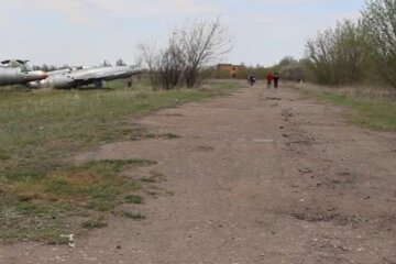 На Харьковщине забросили аэродром, самолеты растаскивают на части: невероятные кадры