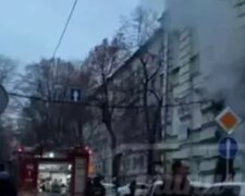 В центре Киева вспыхнула многоэтажка: детали и кадры с места ЧП
