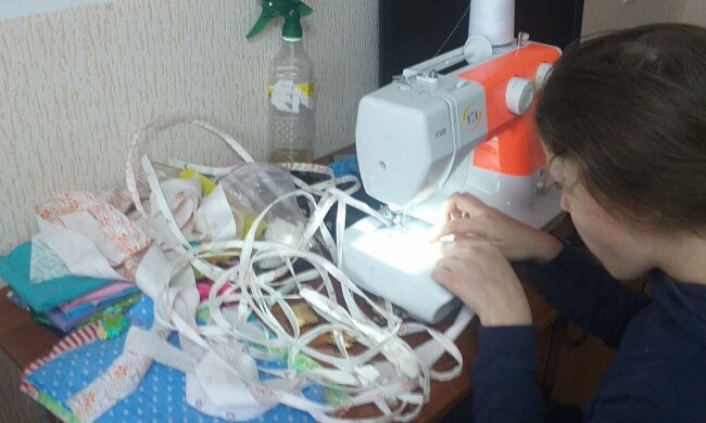 На Харківщині школярка пошила тисячі масок для лікарів і земляків: "кожен день за машинкою"