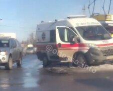 Отлетела на трамвайные рельсы: в Одессе скорая попала в ДТП, появилось видео