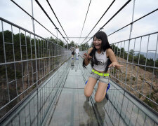 У Китаї побудували найдовший скляний міст (фото)