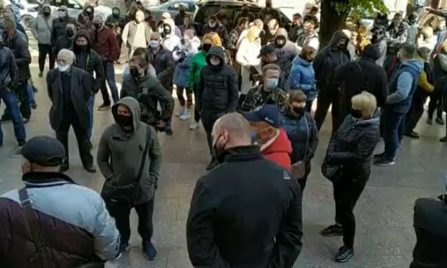 "Де наш президент?": заворушення спалахнули по всій Україні, кадри штурмів мерій і ОДА