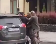 ТЦК "упаковали" уклониста в бус, скандальное видео появилось в сети: в ведомстве отреагировали