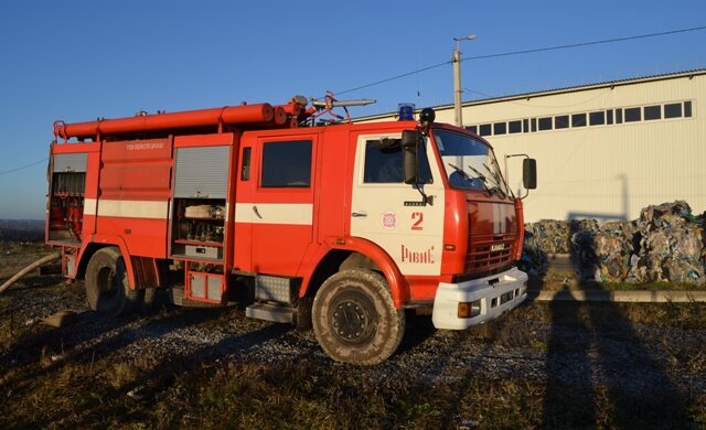 Пожежа під Києвом: евакуюють понад півсотні людей – фото