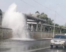 Потужний фонтан забив у Києві через прорив труби, водою залило проїзд: відео НП