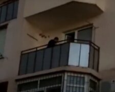 В Одесі злодій-іноземець обчистив квартиру через балкон: момент потрапив на відео