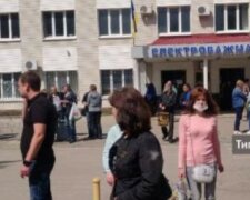 Стоят у проходной: работников харьковского завода экстренно эвакуировали, детали ЧП