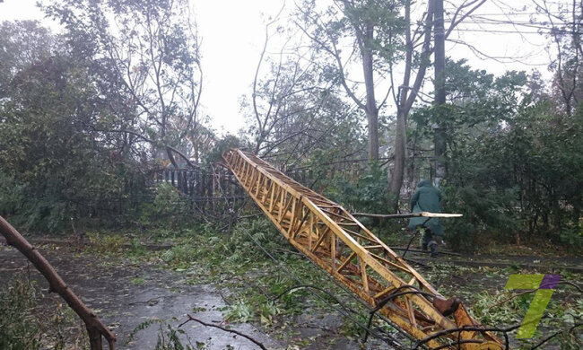 Вітер повалив іще один будівельний кран в Одесі (фото)