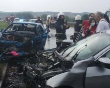 Honda з дітьми всередині вилетіла на зустрічку, авто зім'яло від удару: кадри ДТП на Львівщині