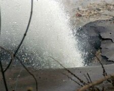 В Киеве дорога ушла под воду возле метро: видео ЧП