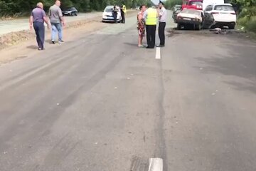 В ДТП под Днепром оборвались жизни трех человек, кадры: на дороге велись ремонтные работы