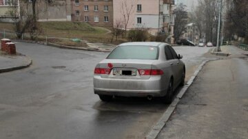 У Києві водієві жорстко "прилетіло" за неправильну парковку: "залишили привіт..."