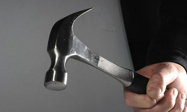 молоток. преступник