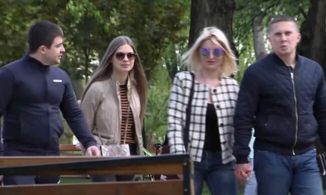 украинцы, на улице, скрин, весна, осень