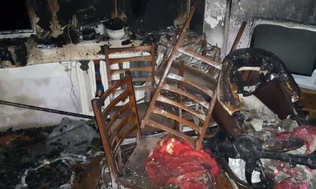 Огонь охватил дом на Львовщине, первые детали ЧП: "В квартире с мамой были трое детей"